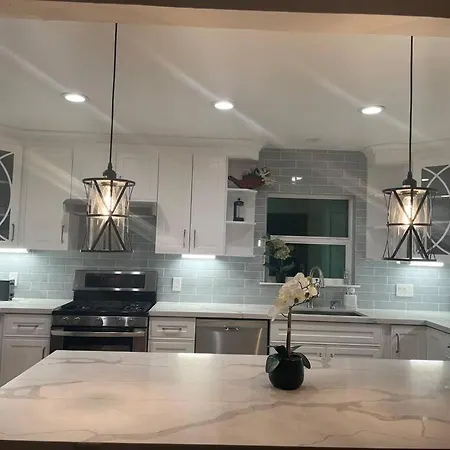 5 Bedroom House In Prestigious Neighborhood!